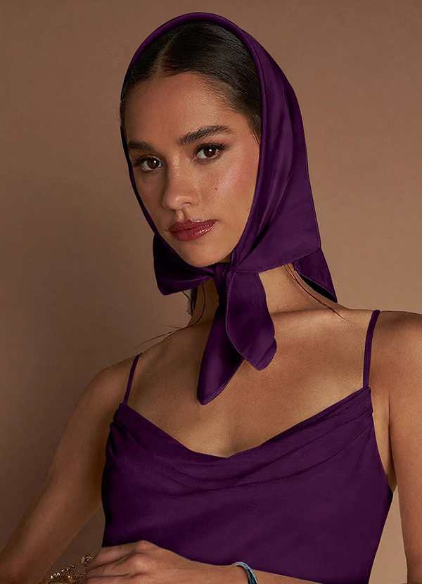 front Farblich passender Schal aus mattem Satin mit Blumenmuster