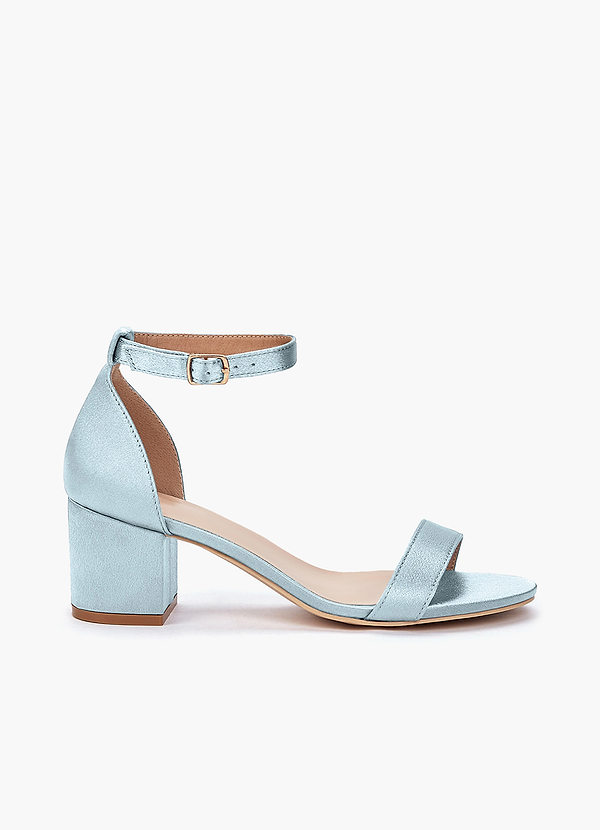 front Bijpassende kleur metallic satijnen sandalen met één bandje en blokhak